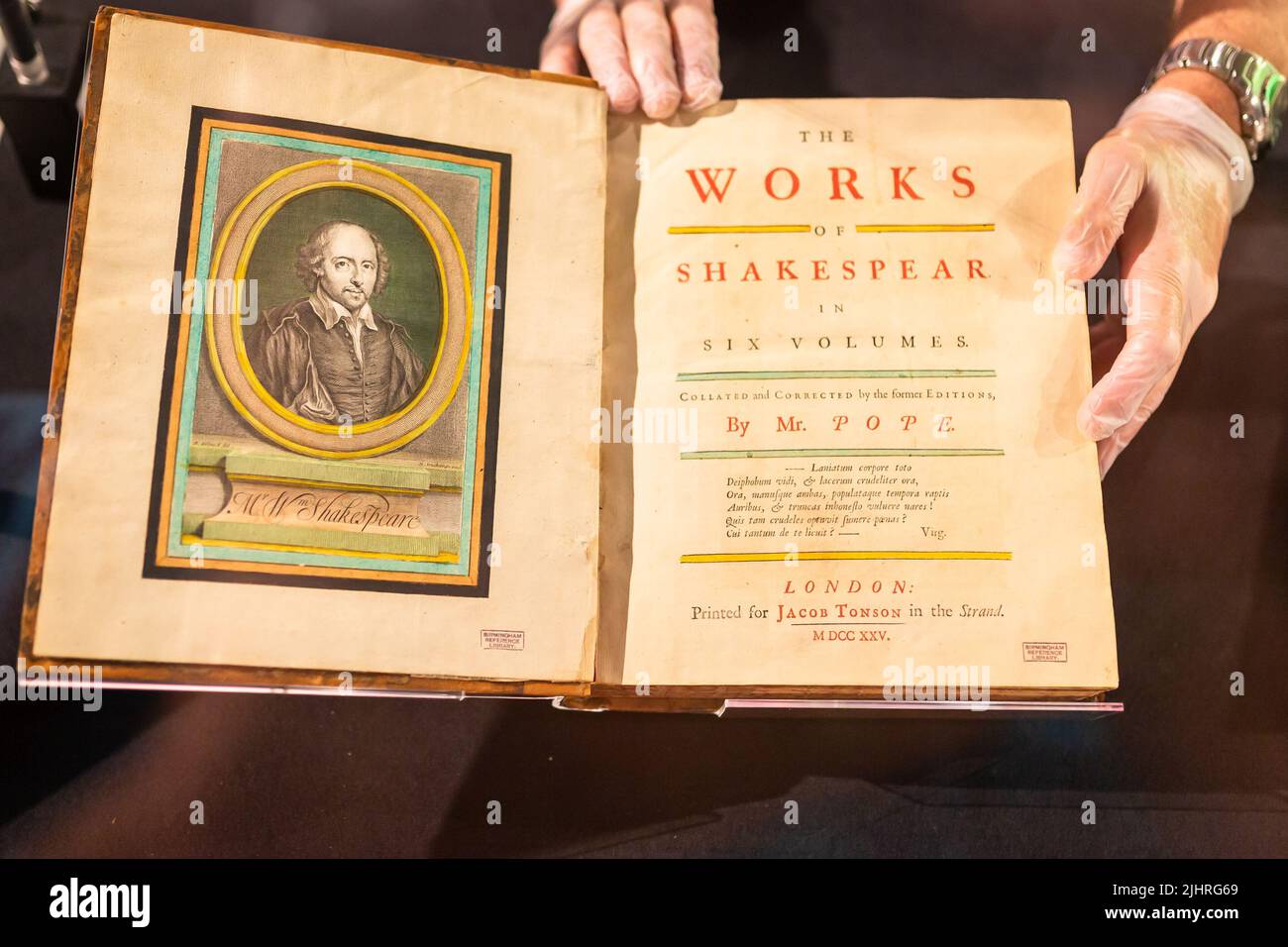Birmingham, Royaume-Uni. 20th juillet 2022. Tom Epps, responsable du partenariat culturel de la Bibliothèque de Birmingham, fait un ajustement final à la rare première Folio de Shakespeare de 1623 avant qu'elle ne soit exposée avec beaucoup d'autres articles et livres de Shakespeare précédemment invisibles à la Bibliothèque de Birmingham. L'exposition « tout pour tout le monde : votre Shakespeare, votre culture » se déroule de 22 juillet jusqu'au 2022 novembre. Crédit : Peter Lophan/Alay Live News Banque D'Images