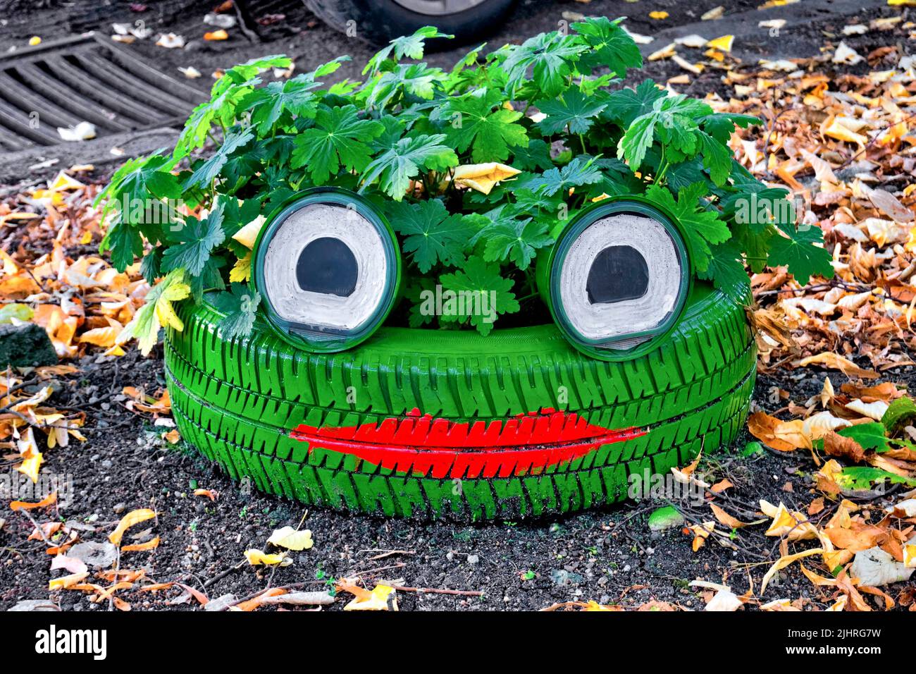 Un pot de jardin amusant fait de déchets, Sofia, Bulgarie Banque D'Images