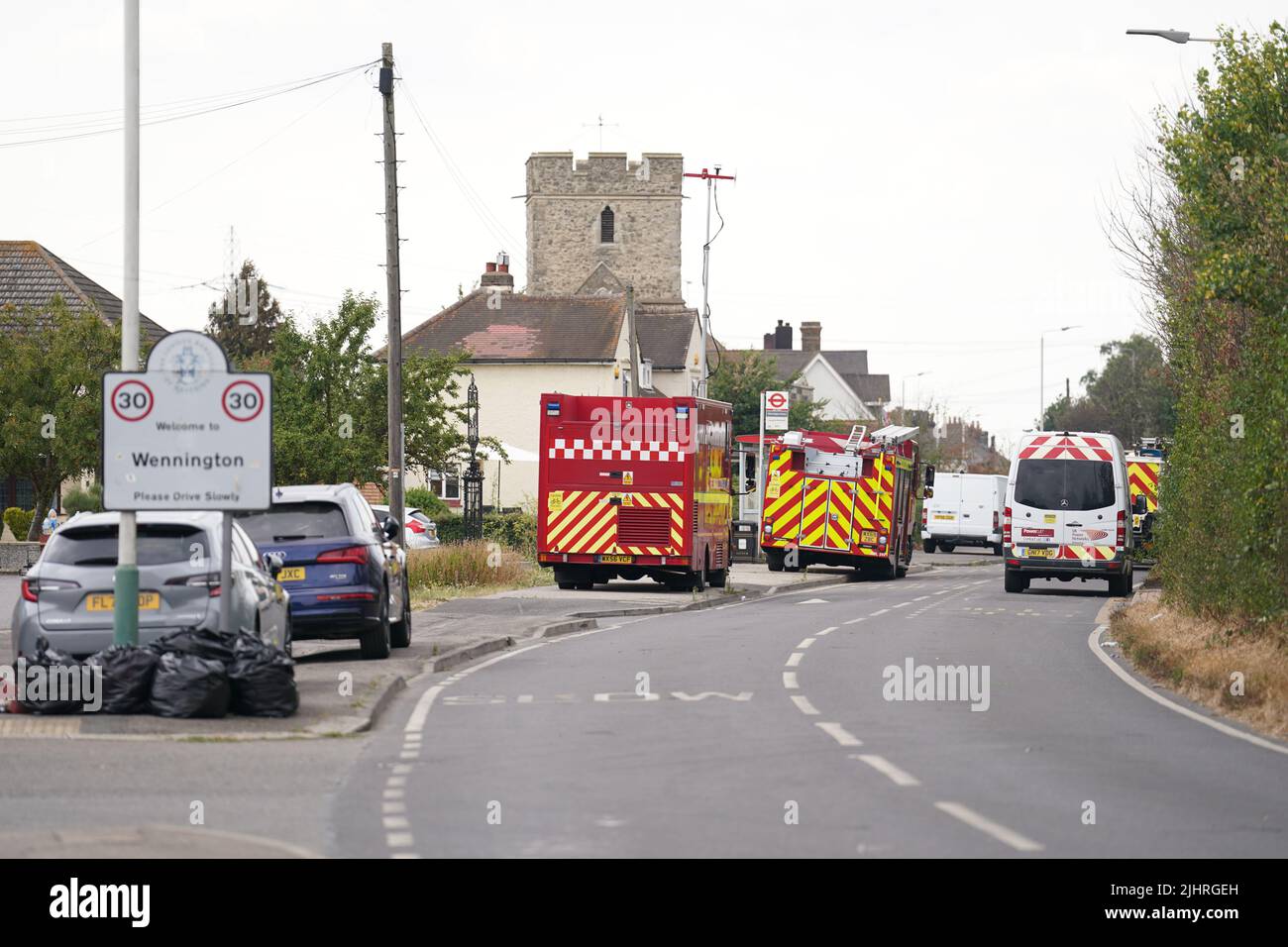 Les services d'urgence sont toujours sur place après un incendie dans le village de Wennington, à l'est de Londres, après que les températures ont atteint 40C pour la première fois au Royaume-Uni, car la chaleur étouffante a alimenté des incendies et des perturbations généralisées dans les transports. Date de la photo: Mercredi 20 juillet 2022. Banque D'Images