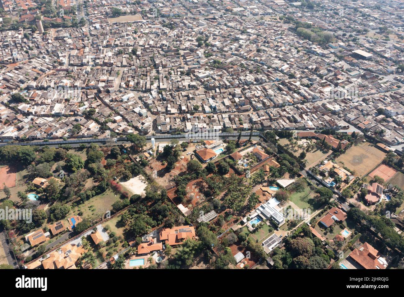 RIBEIRÃO PRETO, SP - 20.07.2022: POBREZA NO BRASIL - image aérienne montre un condominium haut de gamme Quinta da Boa Vista à côté du quartier Jardim Progresso, l'un des plus pauvres de Ribeirão Preto, à l'intérieur de São Paulo, connu comme la capitale de l'agro-industrie. Une enquête réalisée par l'IMDS (Institut de mobilité et de développement social) montre que 47,3 millions de Brésiliens ont terminé l'année 2021 dans la pauvreté. Ce nombre équivaut à 22,3 % de la population brésilienne, le pourcentage le plus élevé depuis dix ans. (Photo: Joel Silva/Fotoarena) Banque D'Images