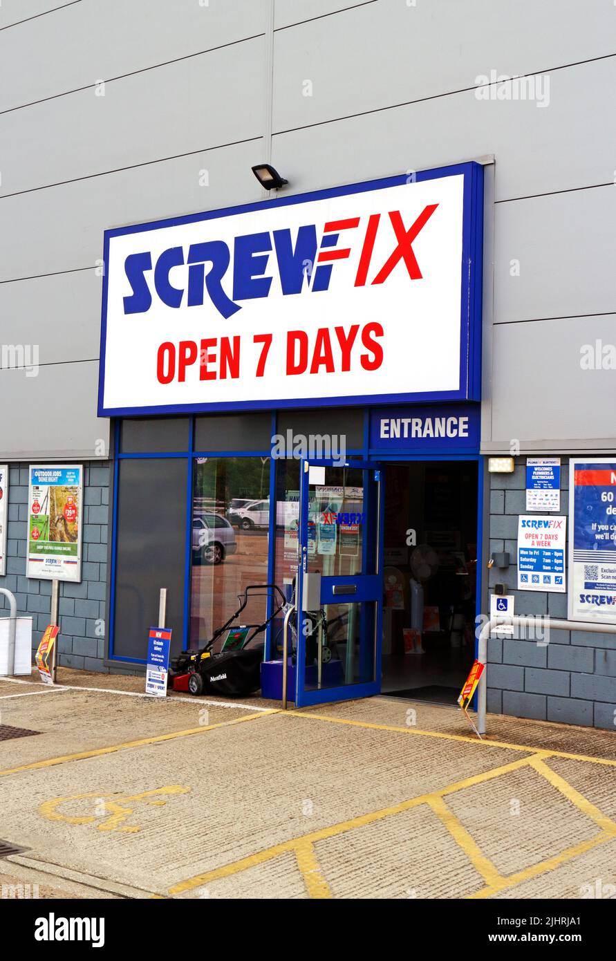 L'entrée et le panneau au-dessus de la porte du magasin Screwfix à Barker Street, Norwich, Norfolk, Angleterre, Royaume-Uni. Banque D'Images