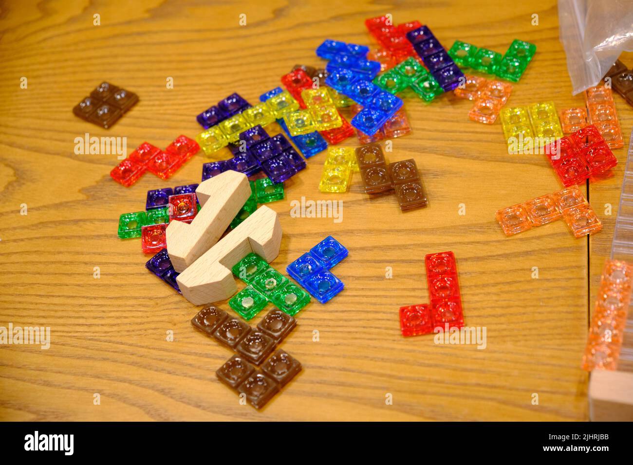 Un gros plan de puzzles de jouet colorés sur une surface en bois Banque D'Images