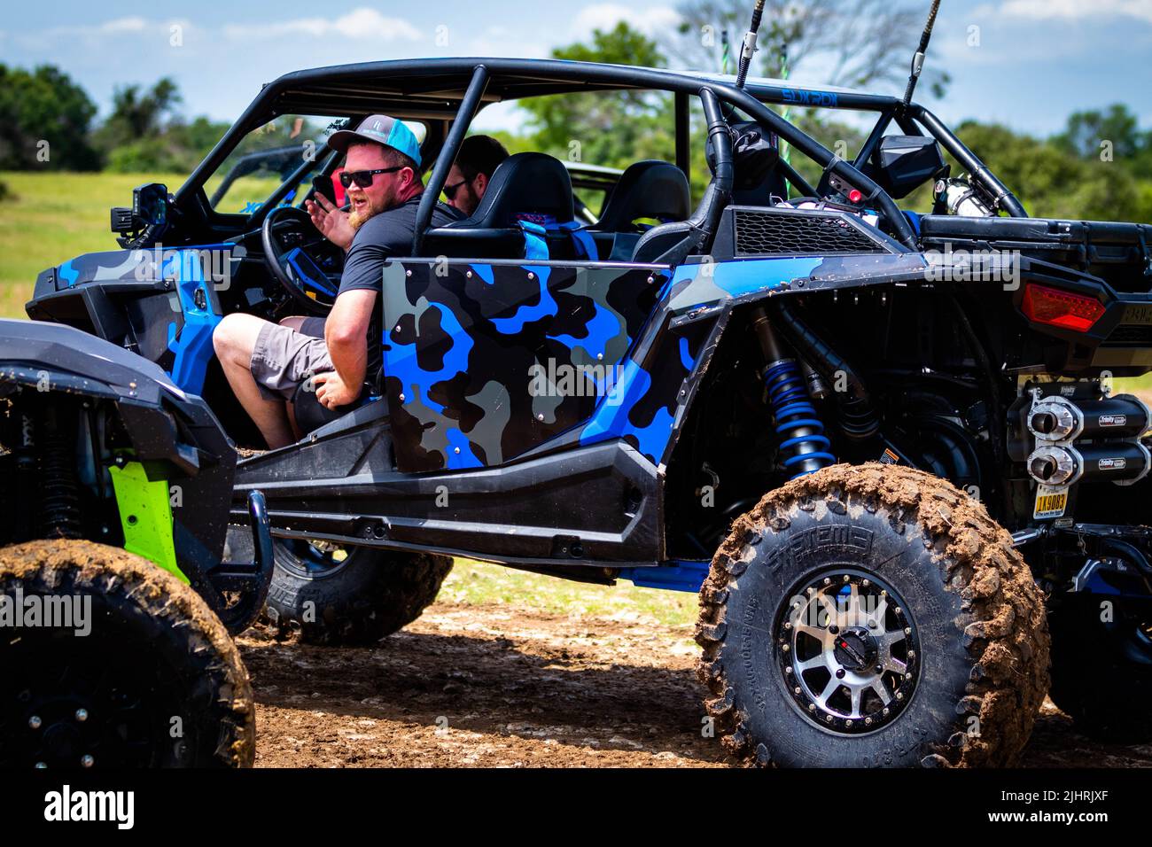 Un VTT avec des gens qui se conduisent et qui s'y conduisent sur un terrain sale et boueux au Rock Fest en 2020 Banque D'Images