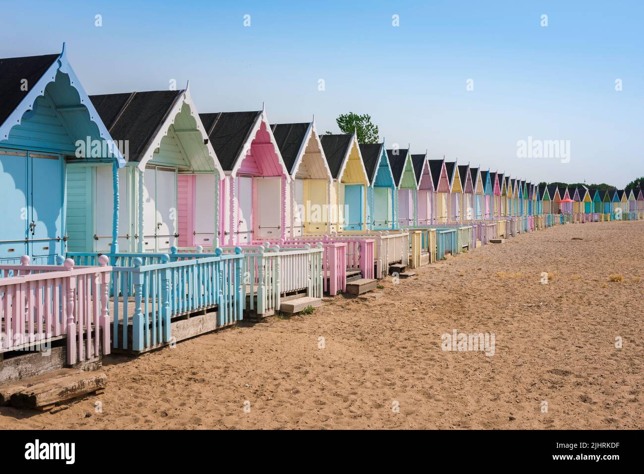 Essex Royaume-Uni plage, vue en été de huttes de plage colorées situées sur la plage de sable à l'ouest de Mersea, île de Mersea, Essex, Angleterre, Royaume-Uni Banque D'Images