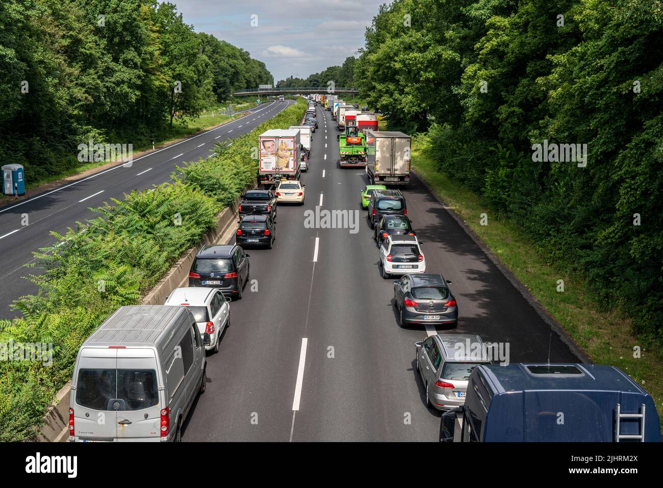 Embouteillage sur l'autoroute A40, près de Mülheim-Winkhausen, en direction de Duisburg, après un accident, véhicules formant une voie d'urgence, NRW, GE Banque D'Images