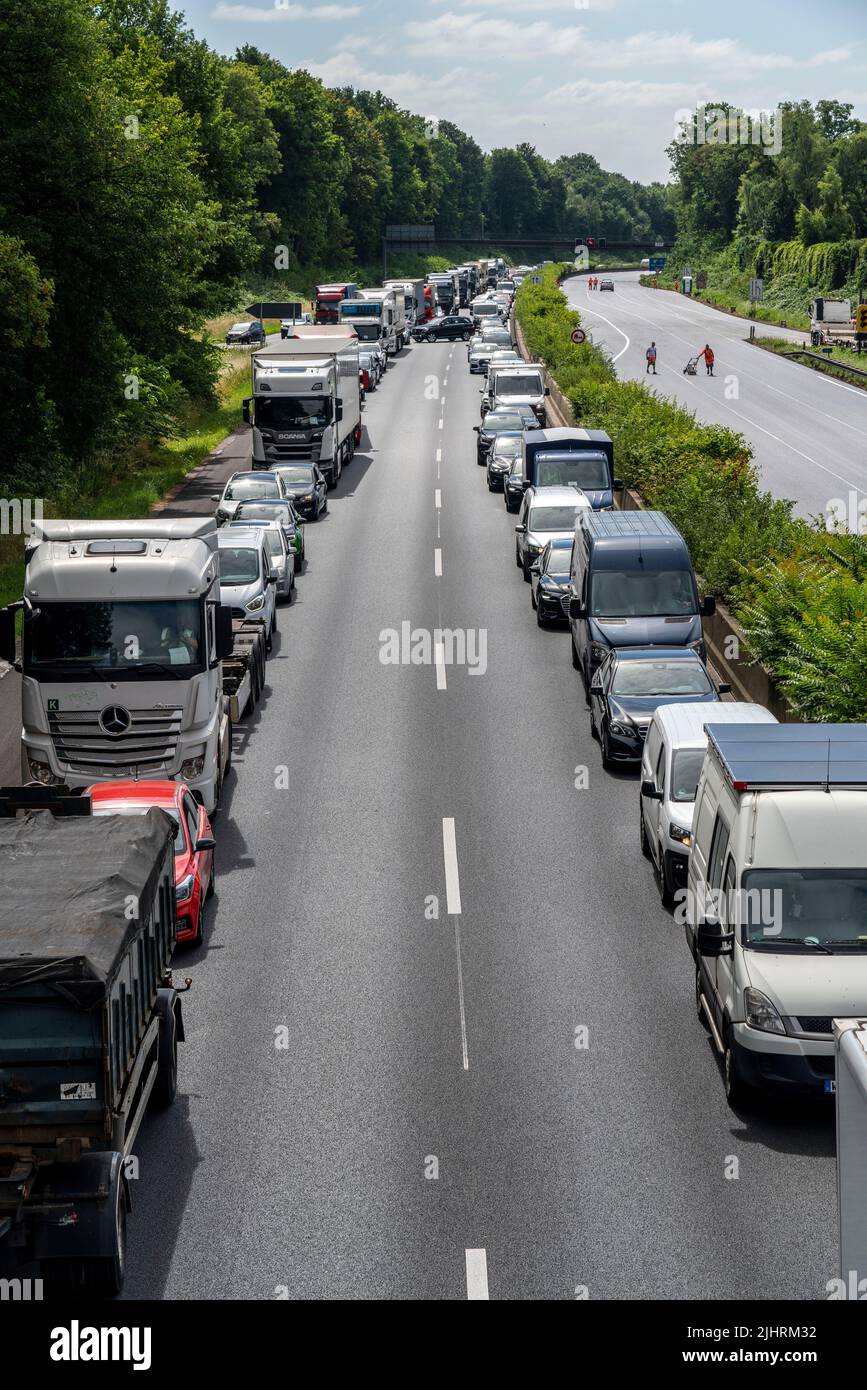 Embouteillage sur l'autoroute A40, près de Mülheim-Winkhausen, en direction de Duisburg, après un accident, véhicules formant une voie d'urgence, NRW, GE Banque D'Images