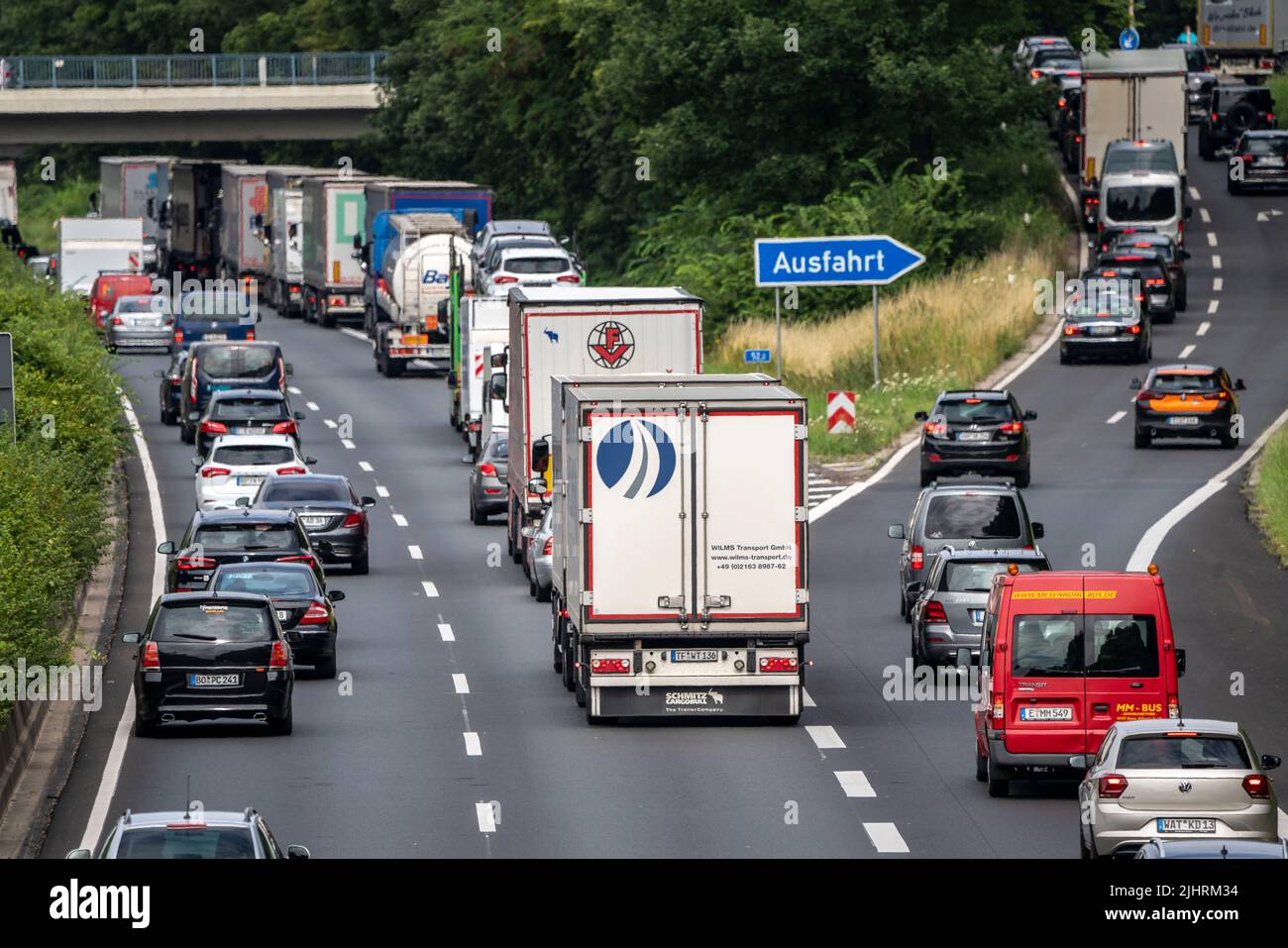 Embouteillage sur l'autoroute A40, près de Mülheim-Winkhausen, en direction de Duisburg, après un accident, véhicules formant une voie d'urgence, NRW, GE Banque D'Images