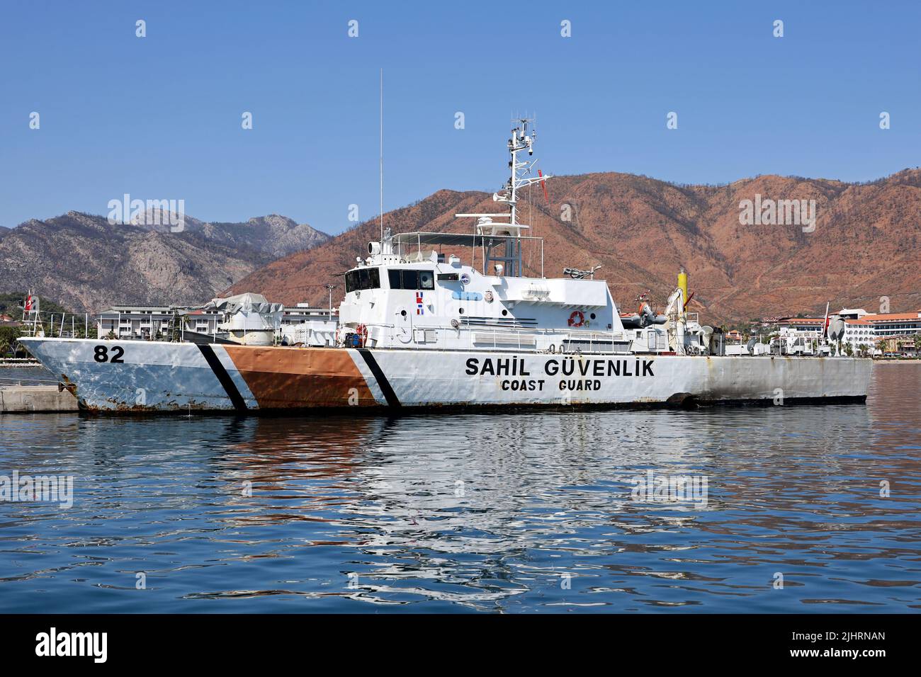 Navire de la garde côtière TCSG 82 près de la ville de la station. Bateau de la loi turque appliquer dans la mer Méditerranée Banque D'Images