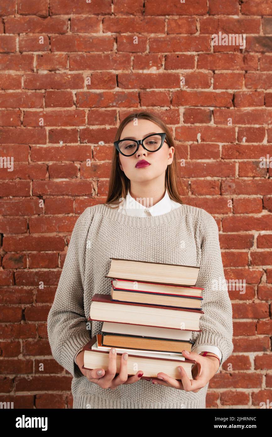 Femme étudiante avec un tas de livres, espace libre Banque D'Images