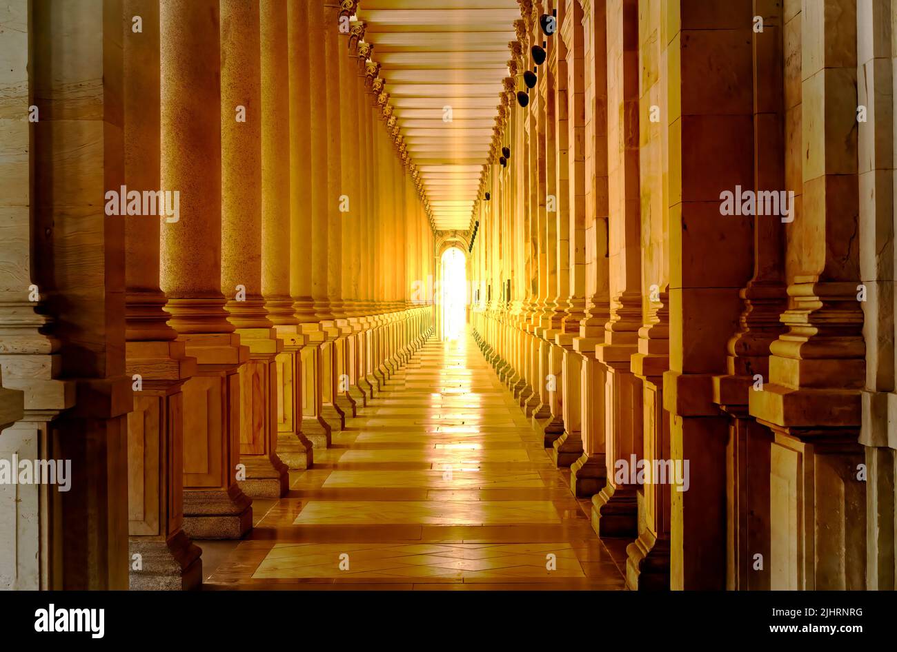 Arcade avec sortie lumineuse et rayons de lumière orange jaune vif Banque D'Images