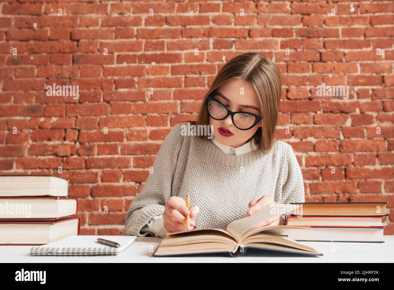 Une fille étudiante écrivant l'espace libre de conspect Banque D'Images