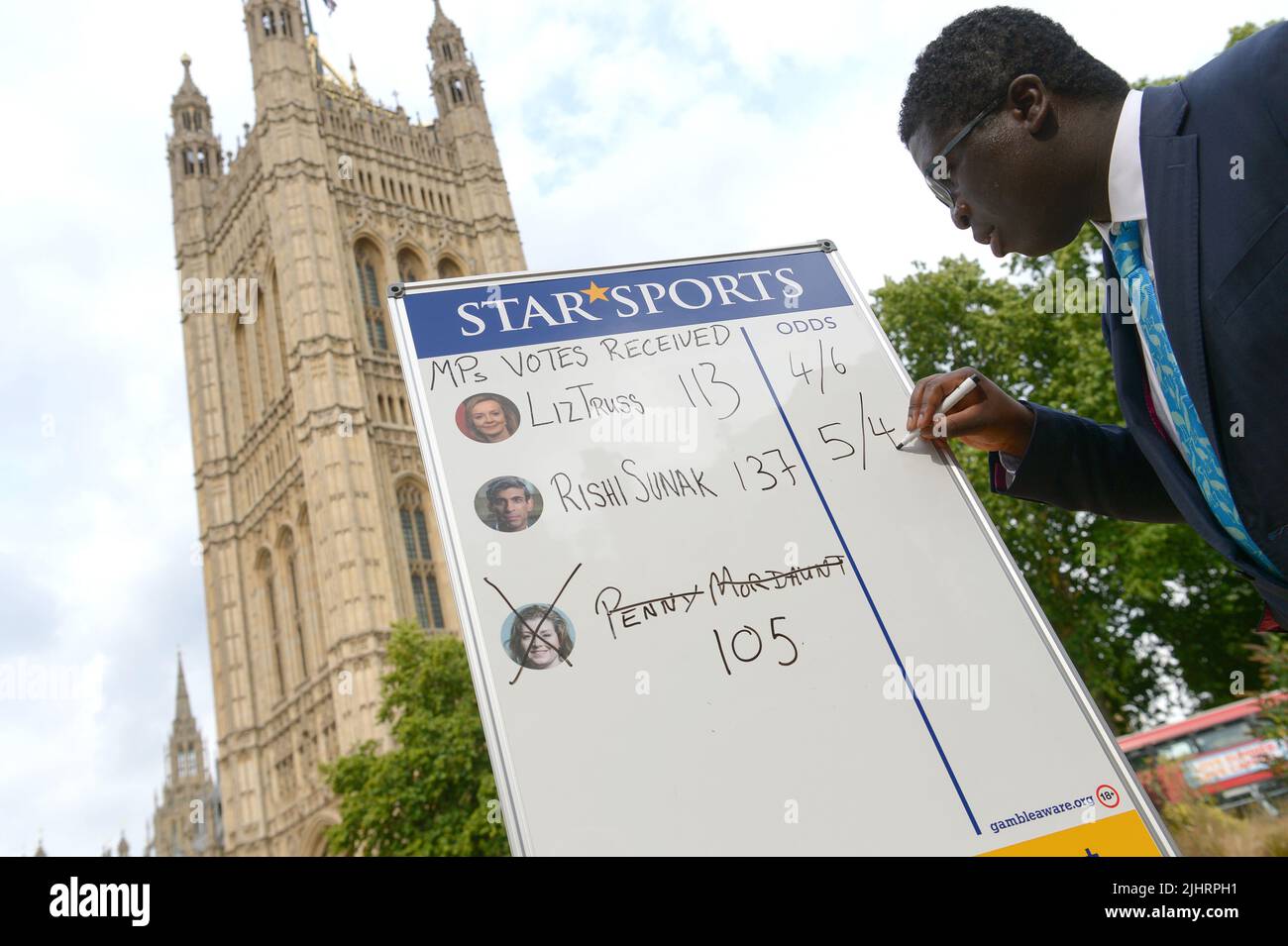 Londres, Royaume-Uni. 20th juillet 2022. Londres Royaume-Uni 20th 22 juillet. Un bookmaker pose les chances sur la course à la direction conservatrice après que Penny Mordtante tombe de la course Credit: MARTIN DALTON/Alay Live News Banque D'Images