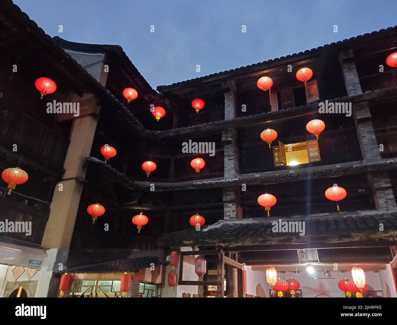 Les lanternes traditionnelles de style chinois à l'intérieur du bâtiment rectangulaire Fujian tulou à Fujian, en Chine Banque D'Images