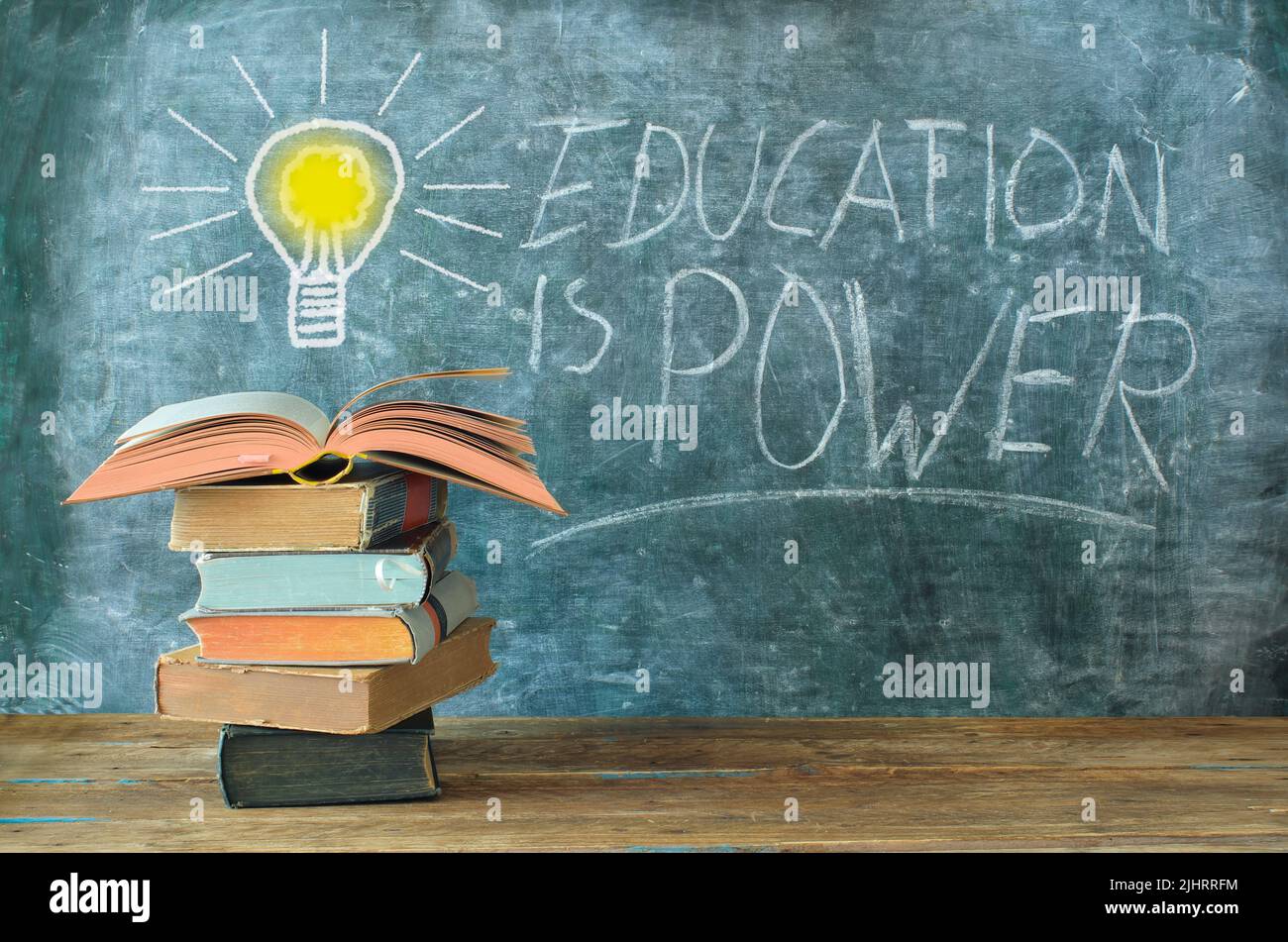 livres et tableau noir avec dessin d'une ampoule et slogan l'éducation est le pouvoir, l'apprentissage, la connaissance, le concept de retour à l'école Banque D'Images
