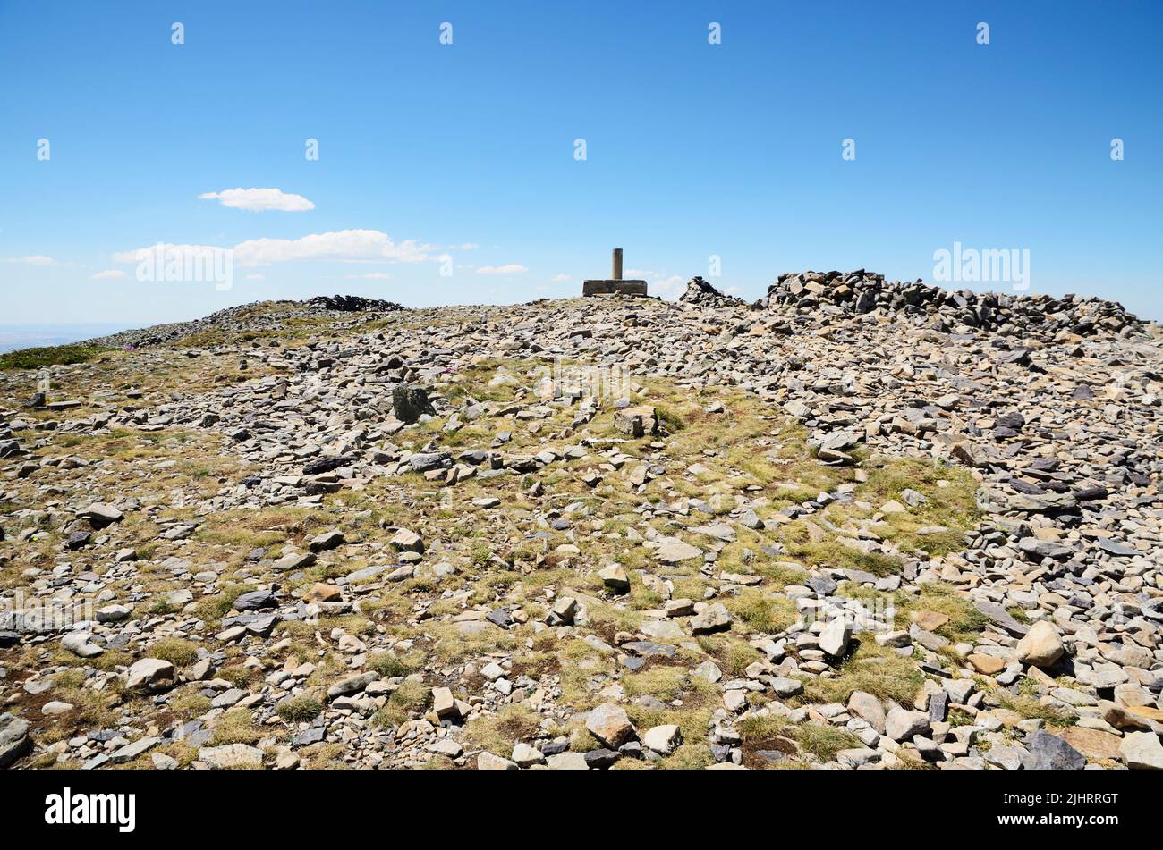 Sommet géographique au sommet de Moncayo. El Moncayo ou San Miguel est une montagne dans le système ibérique situé entre les provinces de Saragosse et Banque D'Images Sommet géographique au sommet de Moncayo. El Moncayo ou San Miguel est une montagne dans le système ibérique situé entre les provinces de Saragosse et Banque D'Images