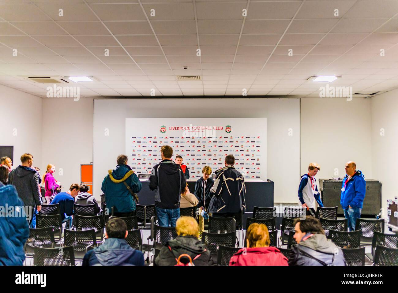 Visite du stade Liverpool FC, salle de presse. Anfield est un stade de football à Anfield, Liverpool, Merseyside, en Angleterre, qui a une capacité de 5 places Banque D'Images