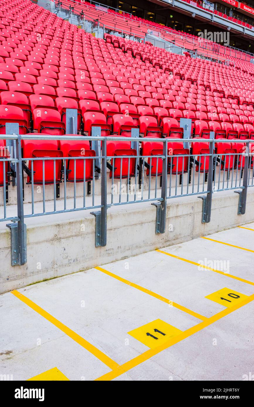 Installations pour personnes handicapées. Chaises rouges dans les stands Anfield. Anfield est un stade de football à Anfield, Liverpool, Merseyside, Angleterre, qui h Banque D'Images