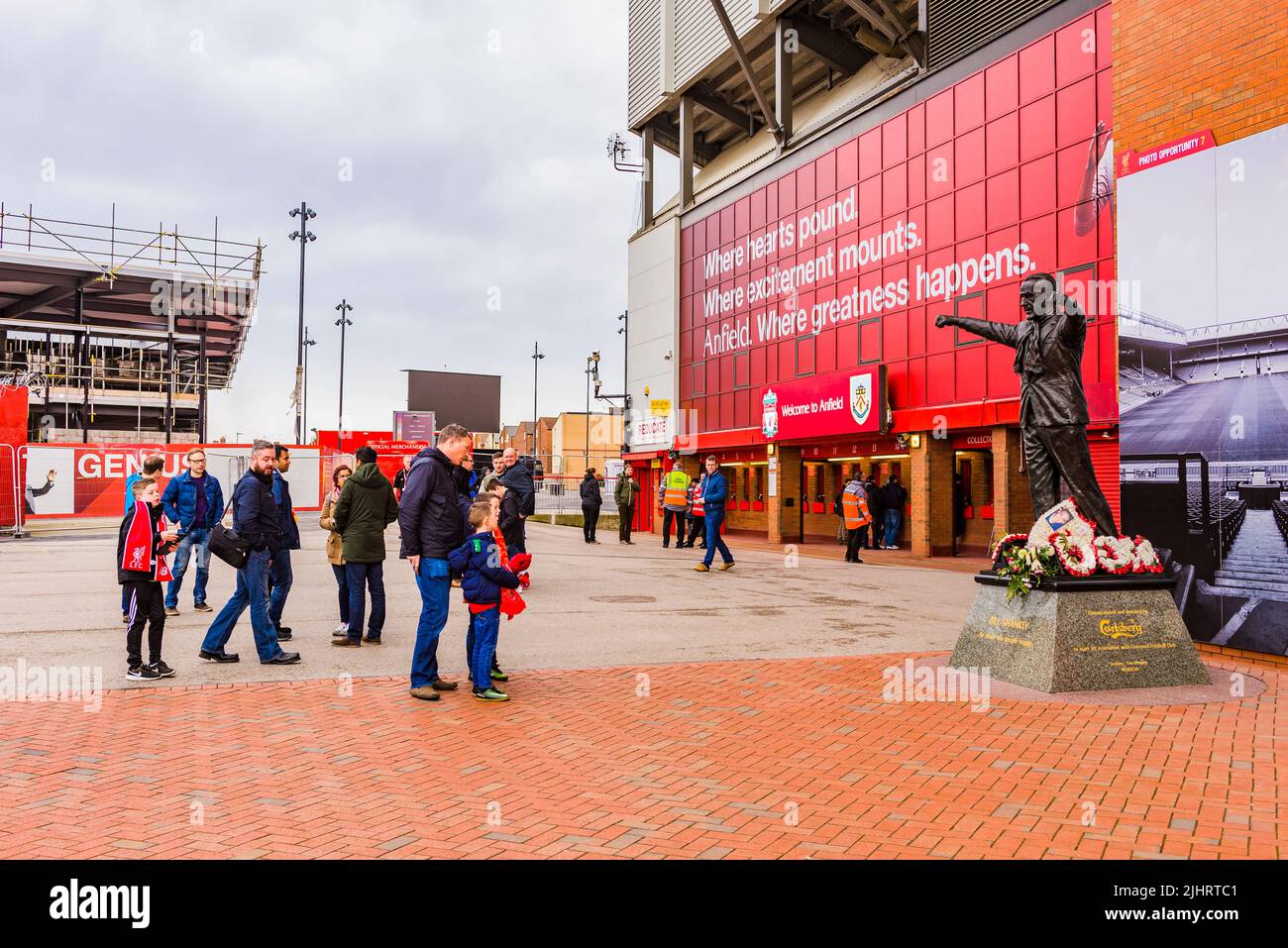 Liverpool F.C. Supporters à côté de la statue de Bill Shankly au stade Anfield. Anfield, Liverpool, Merseyside, Lancashire, Angleterre, Royaume-Uni Banque D'Images