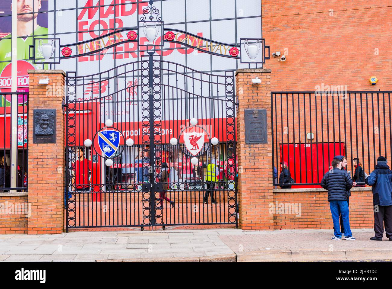 La passerelle Paisley a été érigée à l'extérieur du Kop en 1999 en hommage à l'ancien directeur Bob Paisley. Il comprend une représentation des trois coupes européennes h Banque D'Images