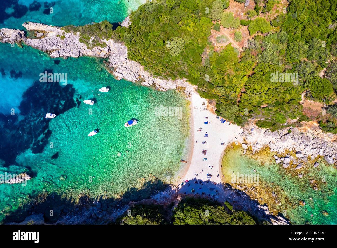 Île de Corfou, Grèce . Vue aérienne de drone de belle double plage avec eaux turquoise limni plage Glyko près de Paleokastritsa Banque D'Images