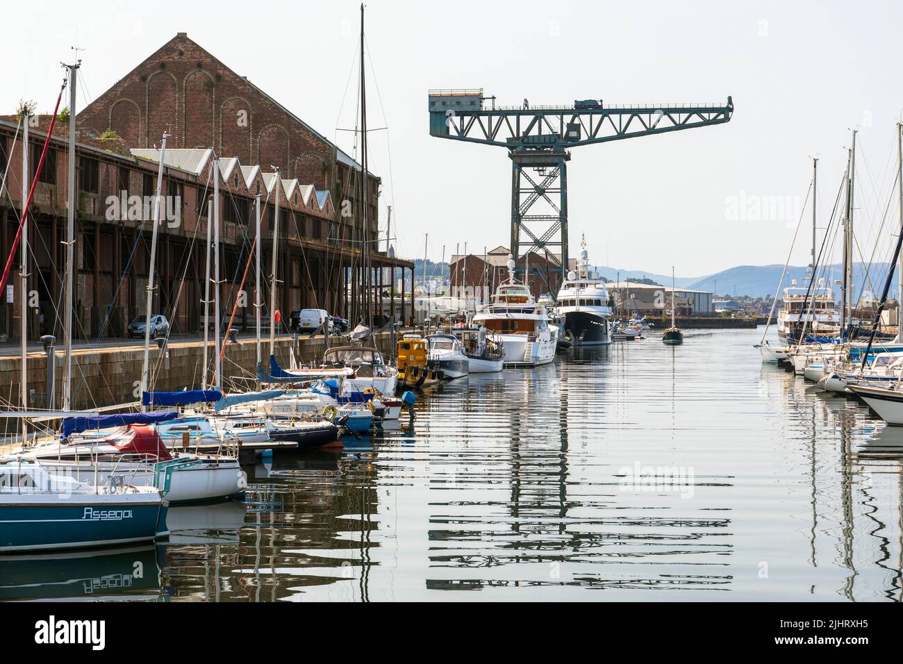 James Watt Marina, avec des yachts à quai et la grue de chantier naval en porte-à-faux au loin, Port Glasgow, Inverclyde, Écosse, Royaume-Uni Banque D'Images