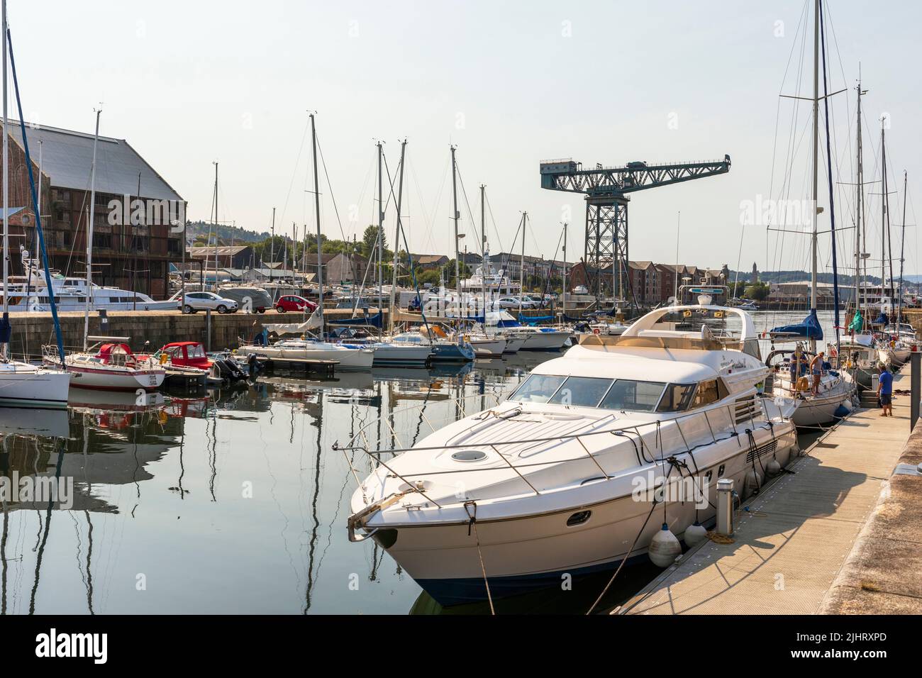James Watt Marina, avec des yachts à quai et la grue de chantier naval en porte-à-faux au loin, Port Glasgow, Inverclyde, Écosse, Royaume-Uni Banque D'Images