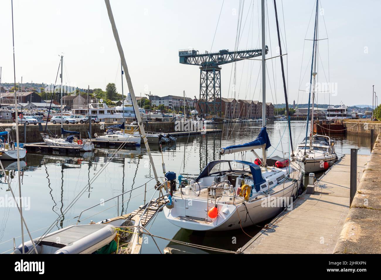 James Watt Marina, avec des yachts à quai et la grue de chantier naval en porte-à-faux au loin, Port Glasgow, Inverclyde, Écosse, Royaume-Uni Banque D'Images
