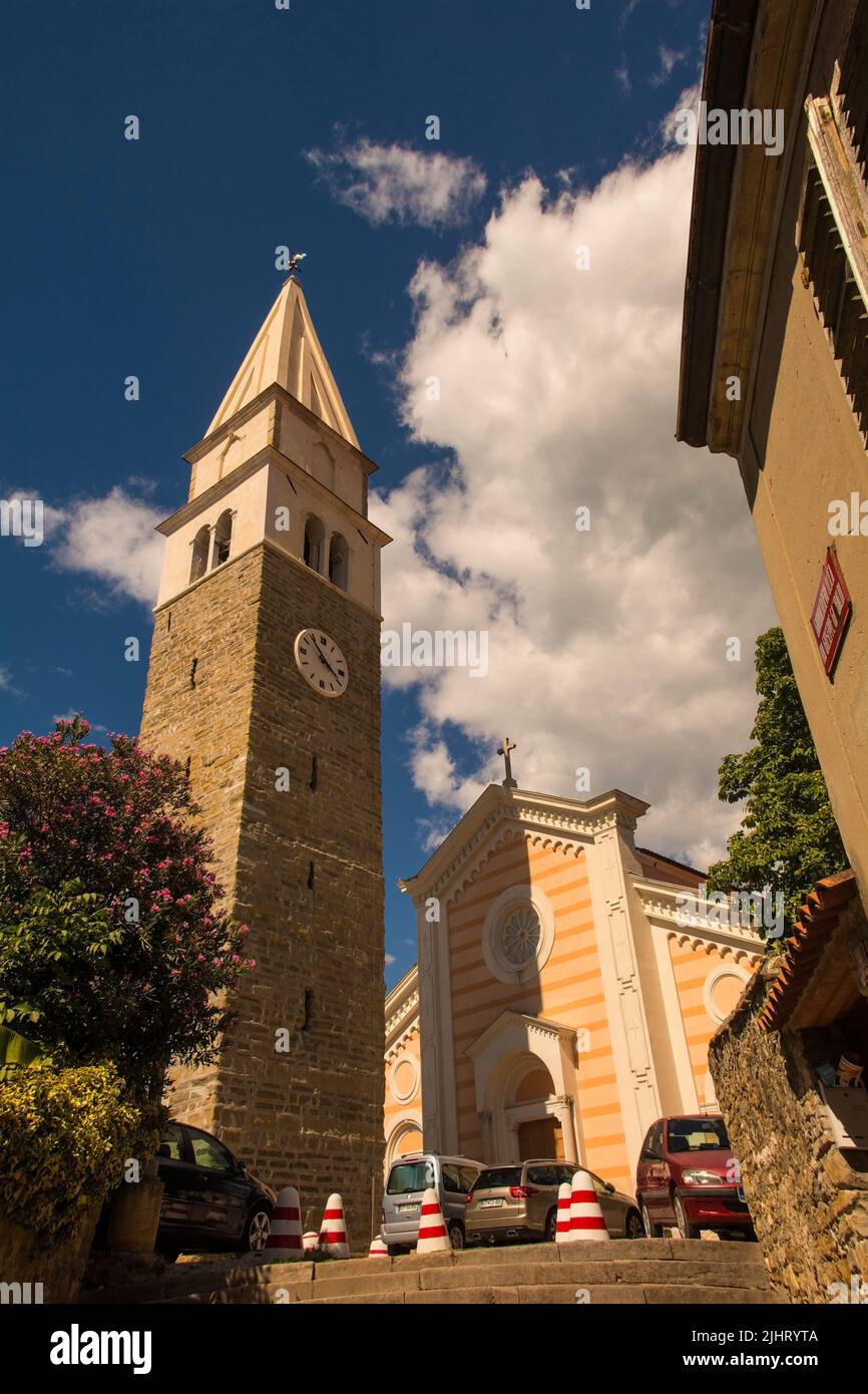 Izola, Slovénie - 8th juillet 2022. L'église paroissiale historique de Saint-Maurus datant du 16th siècle avec son clocher séparé à Izola, en Slovénie Banque D'Images