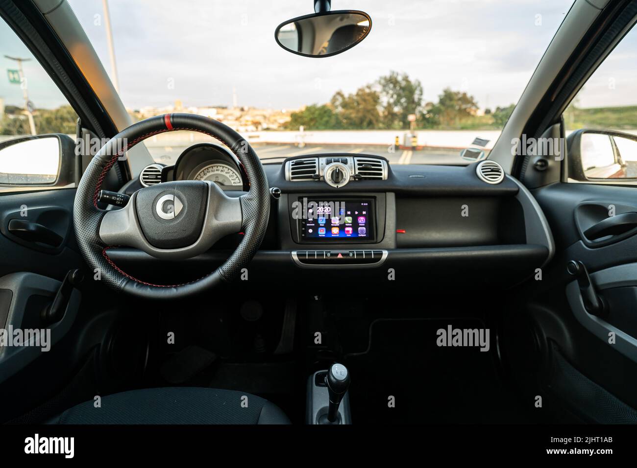 L'intérieur d'une voiture Smart fortwo, partie avant Photo Stock - Alamy