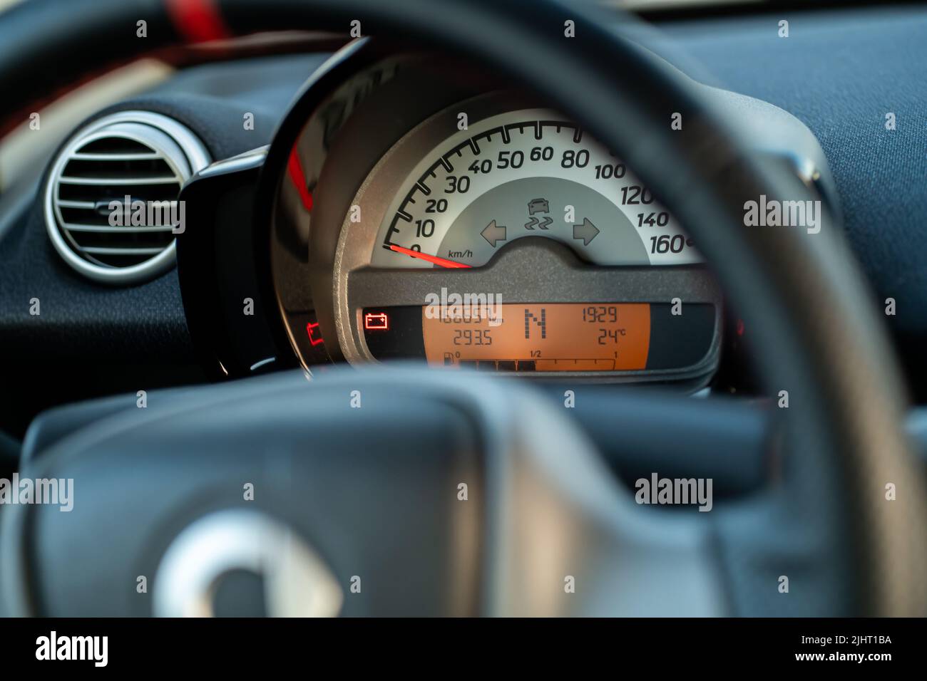 L'indicateur de vitesse à l'intérieur d'une voiture Smart fortwo Banque D'Images