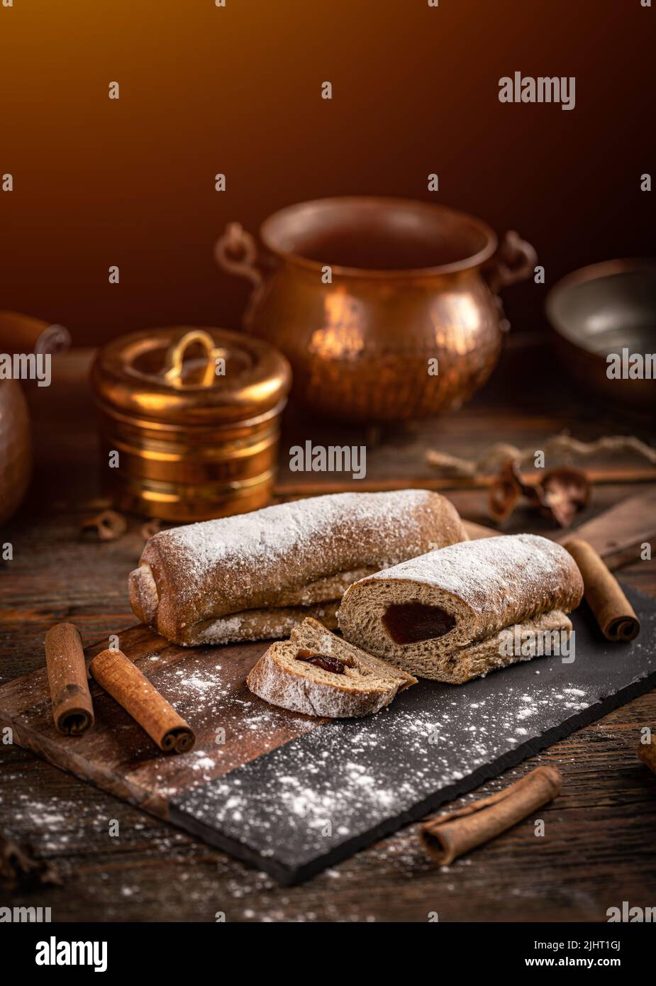 Encore une vie de petits pains faits maison avec confiture de prune à l'intérieur Banque D'Images