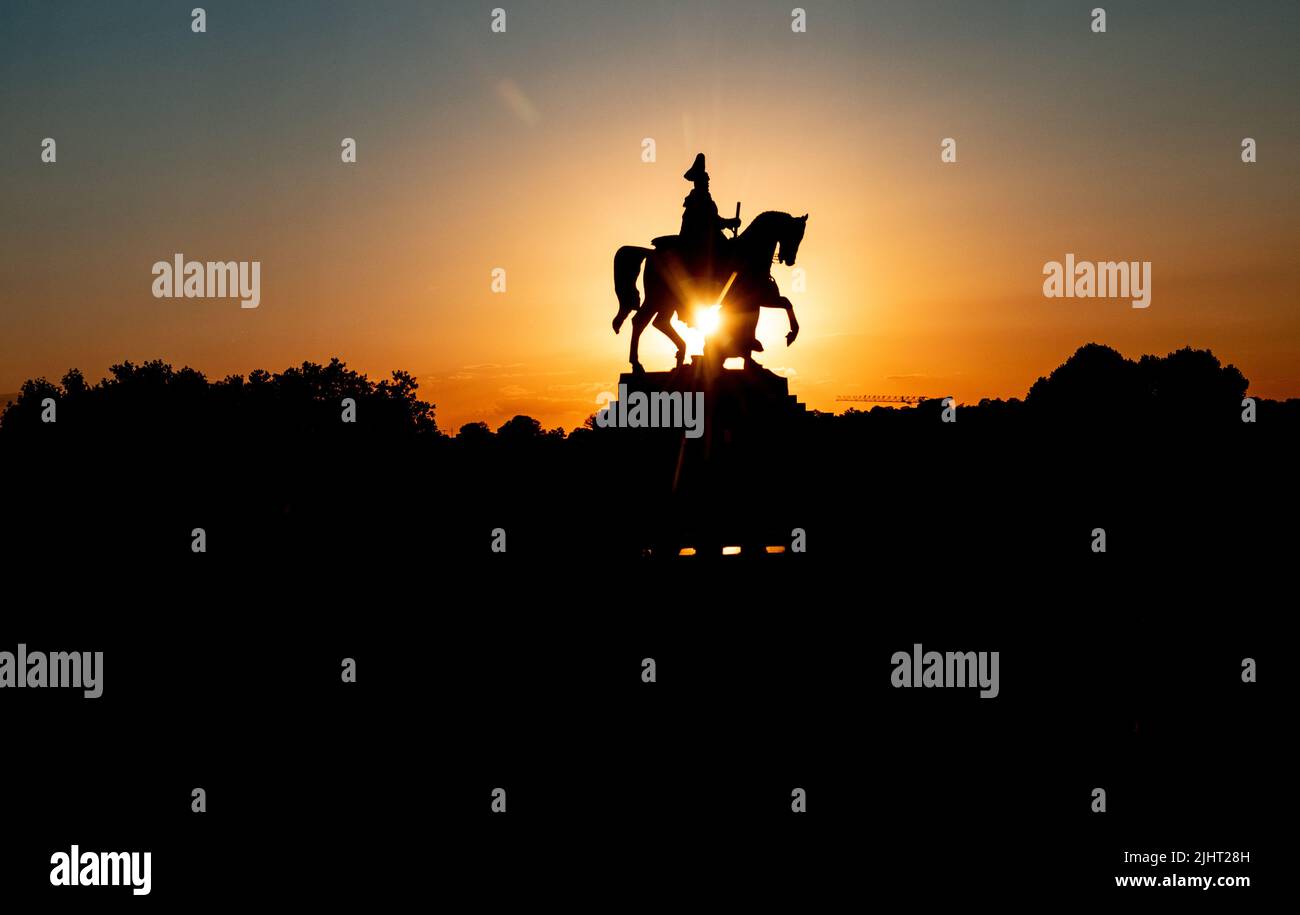 Coucher de soleil avec la statue de l'empereur allemand Wilhelm I pris du téléphérique de Coblence Rhin Allemagne Banque D'Images