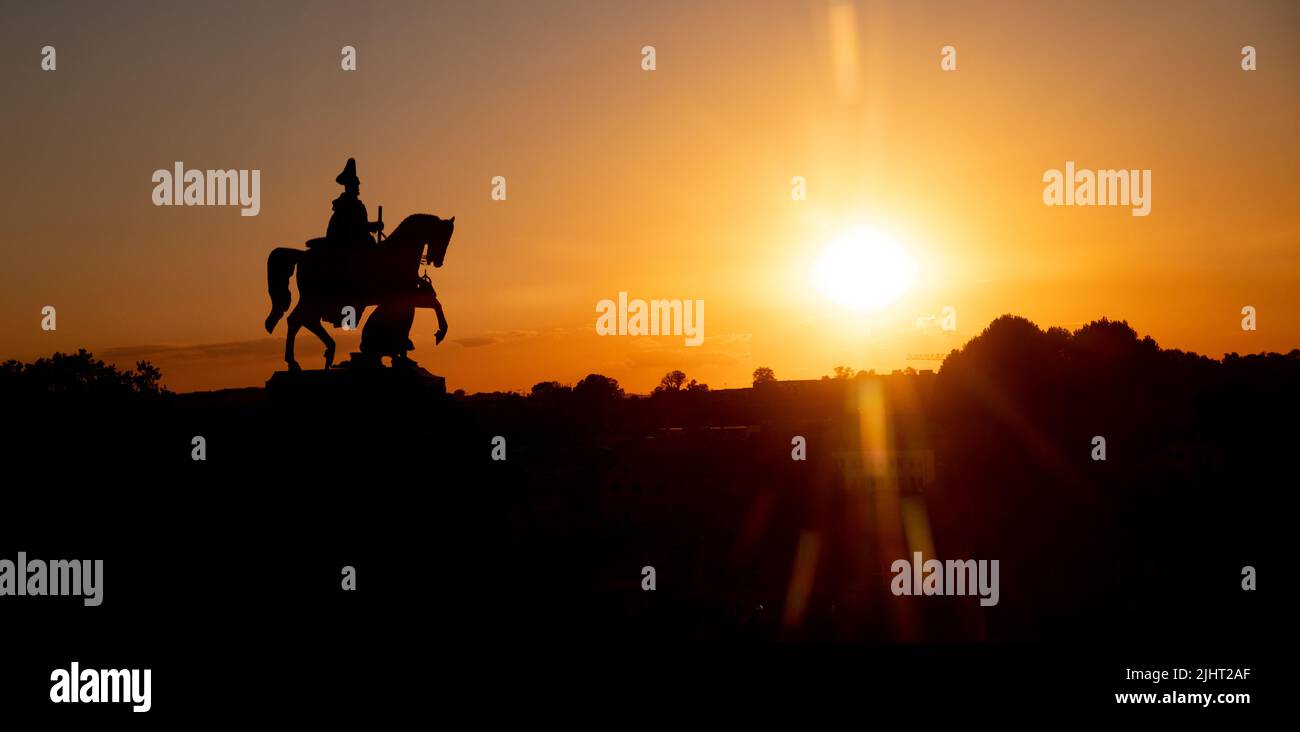 Coucher de soleil avec la statue de l'empereur allemand Wilhelm I pris du téléphérique de Coblence Rhin Allemagne Banque D'Images