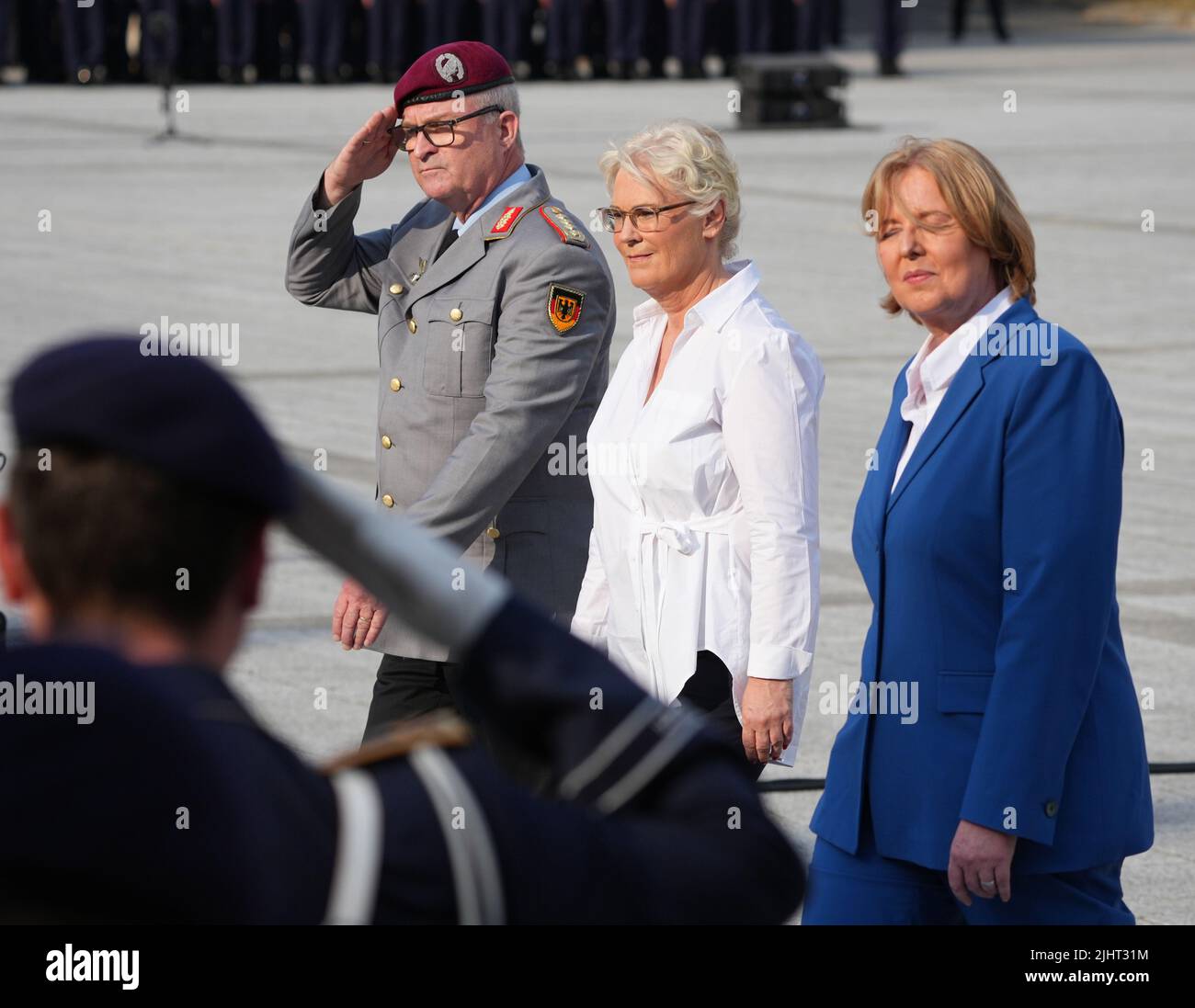 Berlin, Allemagne. 20th juillet 2022. La ministre de la Défense, Christine Lambrecht (M, SPD), descend devant les soldats inscrits aux côtés du président du Bundestag, Bärbel Bas, et de l'inspecteur général de la Bundeswehr, Eberhard Zorn, dans le cadre de la commémoration de 20 juillet 1944, lors de l'engagement cérémonial des soldats sur le terrain du défilé dans le bloc de Bendlerblock. Crédit : Soeren Stache/dpa/Alay Live News Banque D'Images