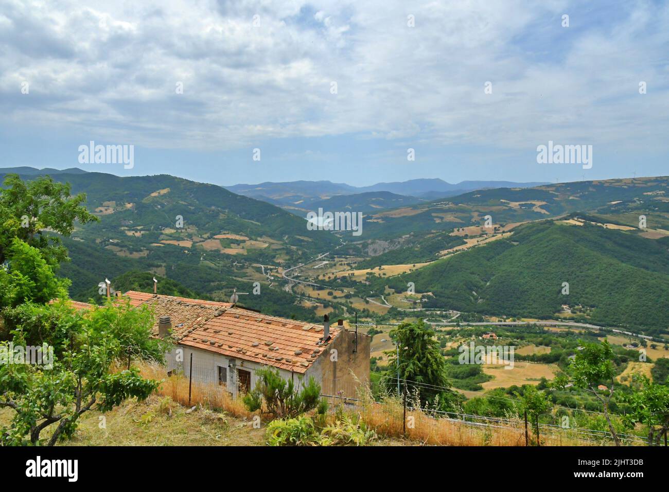 Vue panoramique sur les montagnes de Basilicate dans la province de Potenza, Italie. Banque D'Images