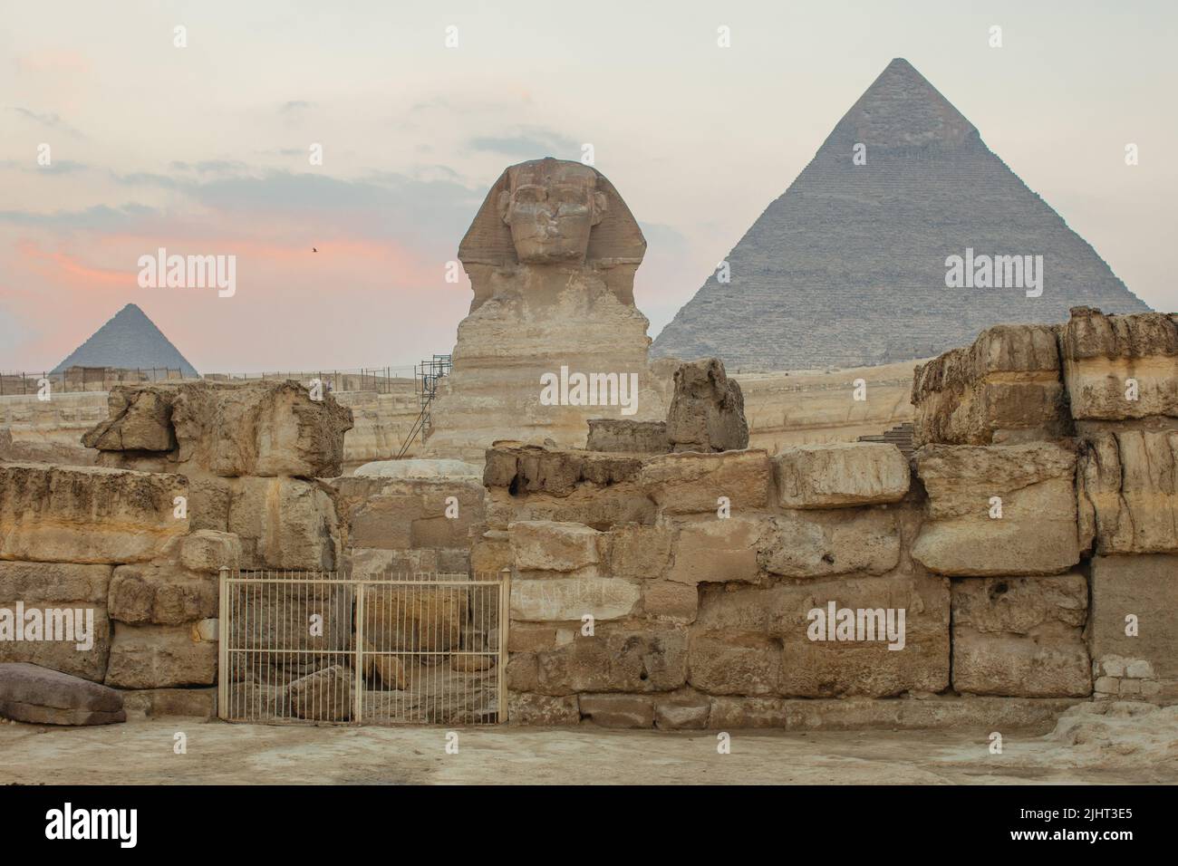 Paysage avec les pyramides égyptiennes, le grand Sphinx et les silhouettes symboles et monuments anciens de l'Egypte pour votre voyage confond dans la lumière du soleil dorée. Le Banque D'Images