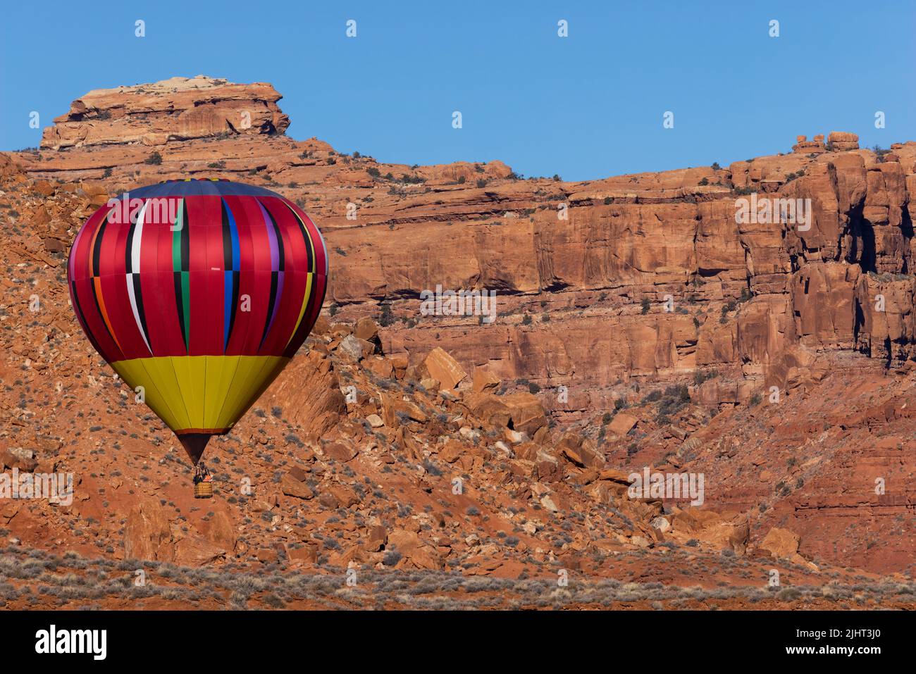 Montgolfière à Valley of the Gods, Bluff Balloon Festival, Bears Ears National Monument, Utah Banque D'Images