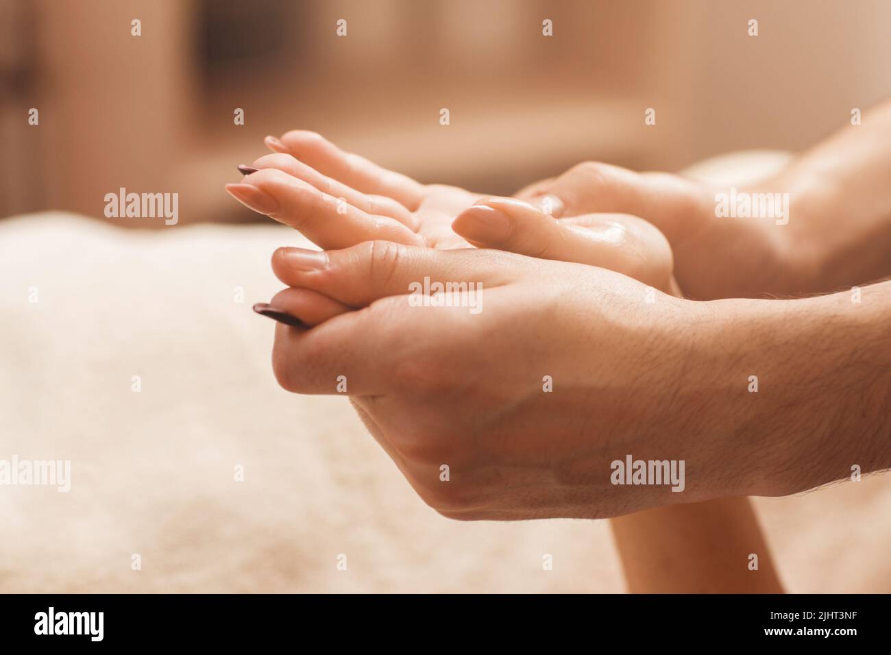 Masser les mains des femmes à la station santé de près Banque D'Images