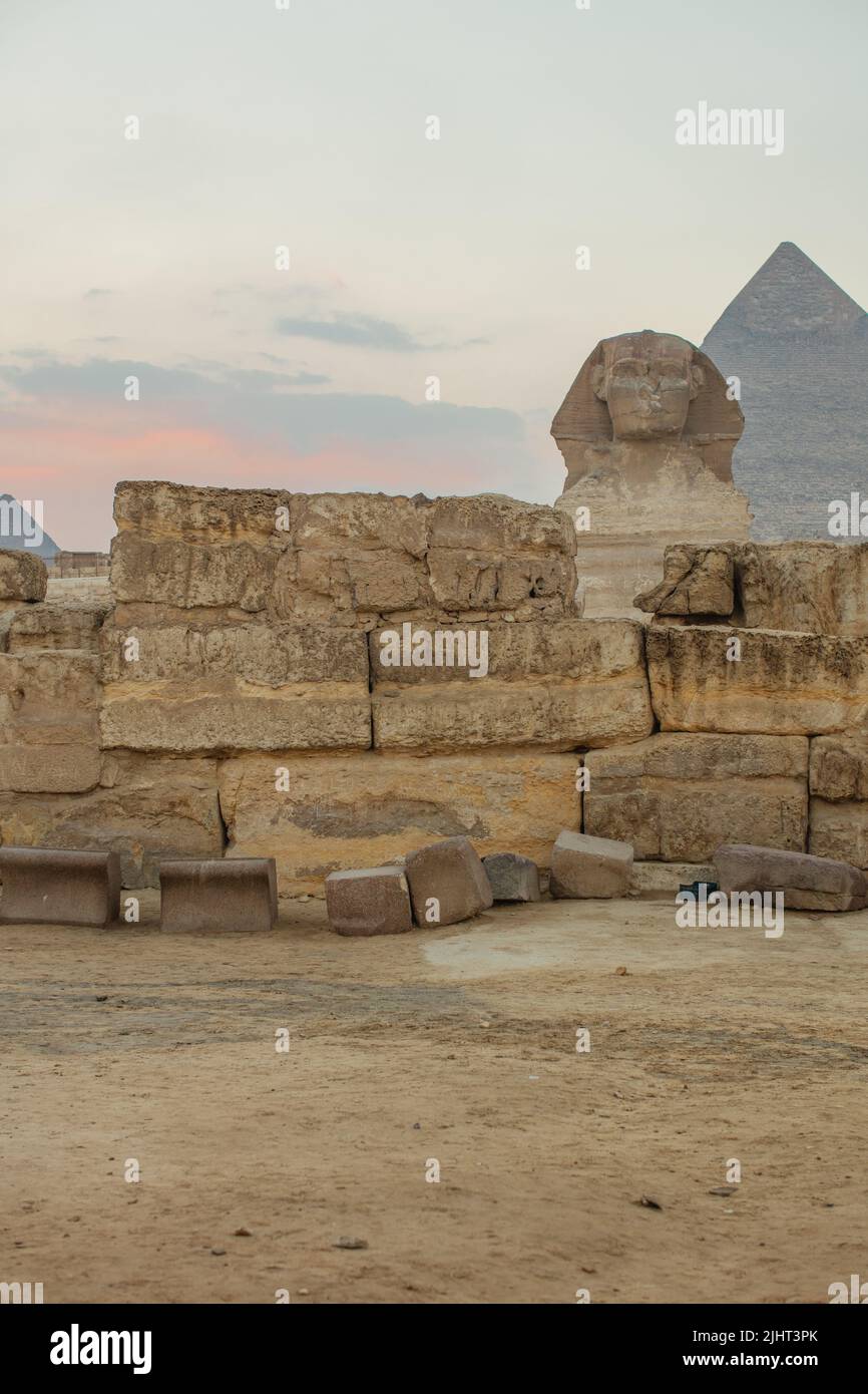 Paysage avec les pyramides égyptiennes, le grand Sphinx et les silhouettes symboles et monuments anciens de l'Egypte pour votre voyage confond dans la lumière du soleil dorée. Le Banque D'Images