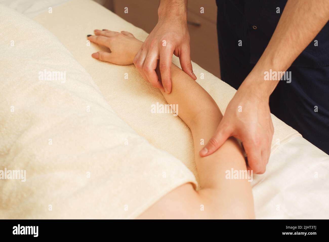 Masseuse femme de massage espace libre au bras Banque D'Images