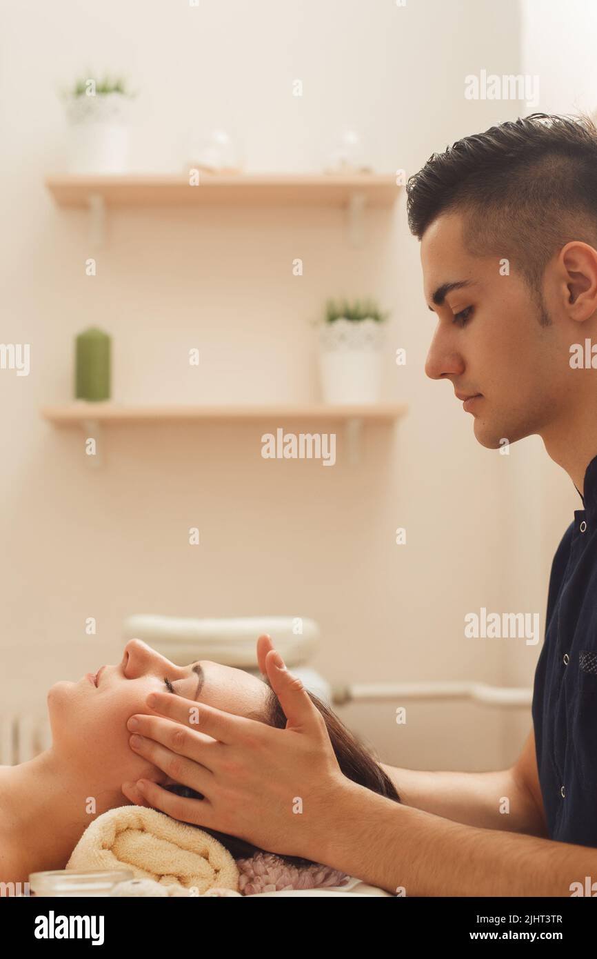 Jeune homme touchant une femme tête espace libre Banque D'Images