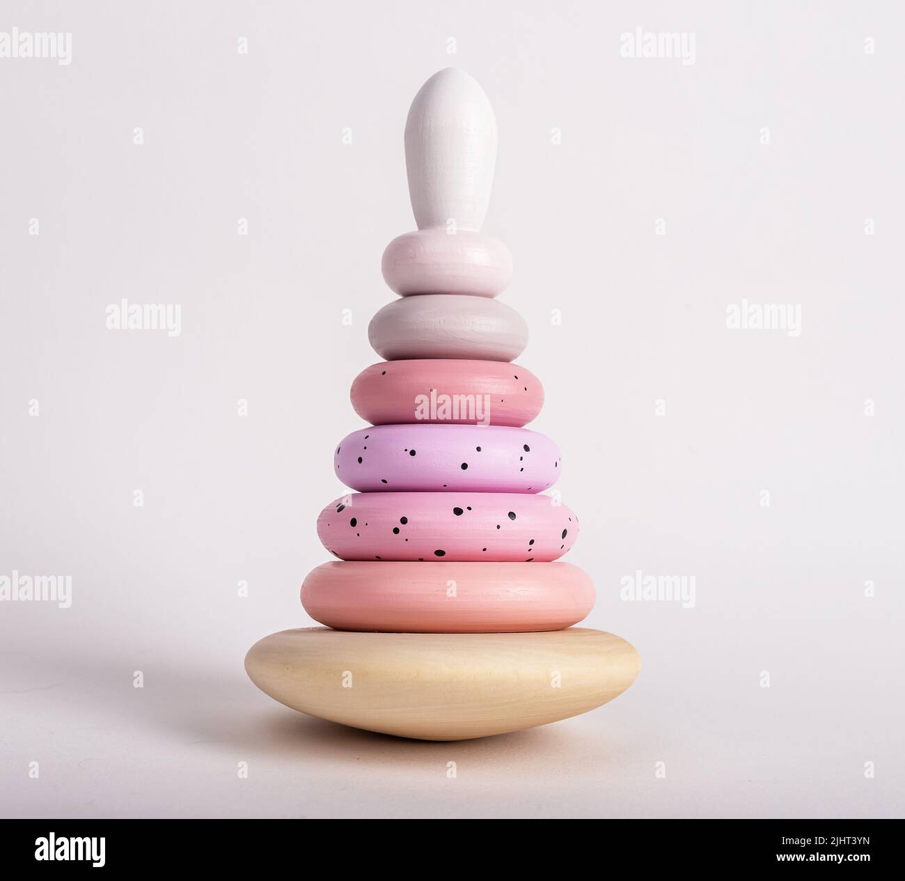 Pyramide en bois. Jouet d'apprentissage pour enfant en rose tendre, couleurs pastel. Photo de haute qualité Banque D'Images