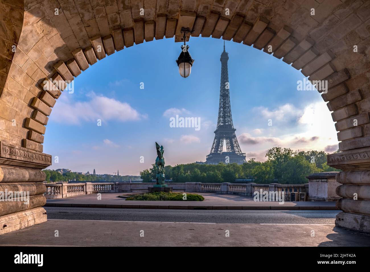 Paris, France - avril 2019 : lever du soleil à Paris avec vue sur la Tour Eiffel depuis le Pont de Bir-Hakeim. Banque D'Images
