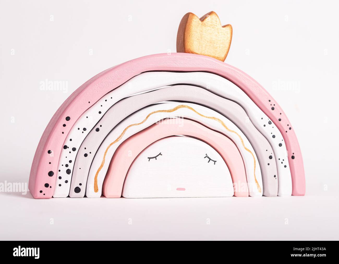 Jouet en bois d'arc-en-ciel d'arc-en-ciel comme la princesse. Concept de sommeil des enfants. Jeu pour tout-petit dans des couleurs pastel rose tendre. Photo de haute qualité Banque D'Images