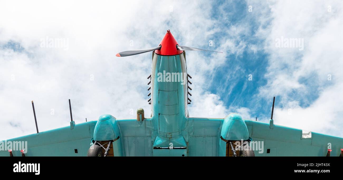 Avion militaire dirigé vers un ciel nuageux. Avion de la force aérienne utilisé dans la guerre, la défense militaire, les conflits armés. Concept d'aviation. Photo de haute qualité Banque D'Images