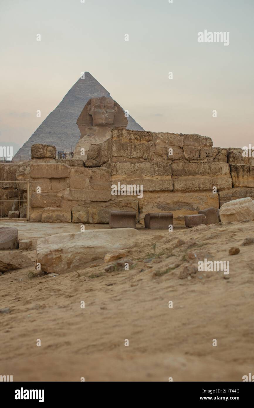 Paysage avec les pyramides égyptiennes, le grand Sphinx et les silhouettes symboles et monuments anciens de l'Egypte pour votre voyage confond dans la lumière du soleil dorée. Le Banque D'Images
