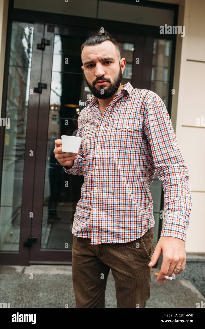 Jeune homme ayant fumko extérieur espace libre Banque D'Images