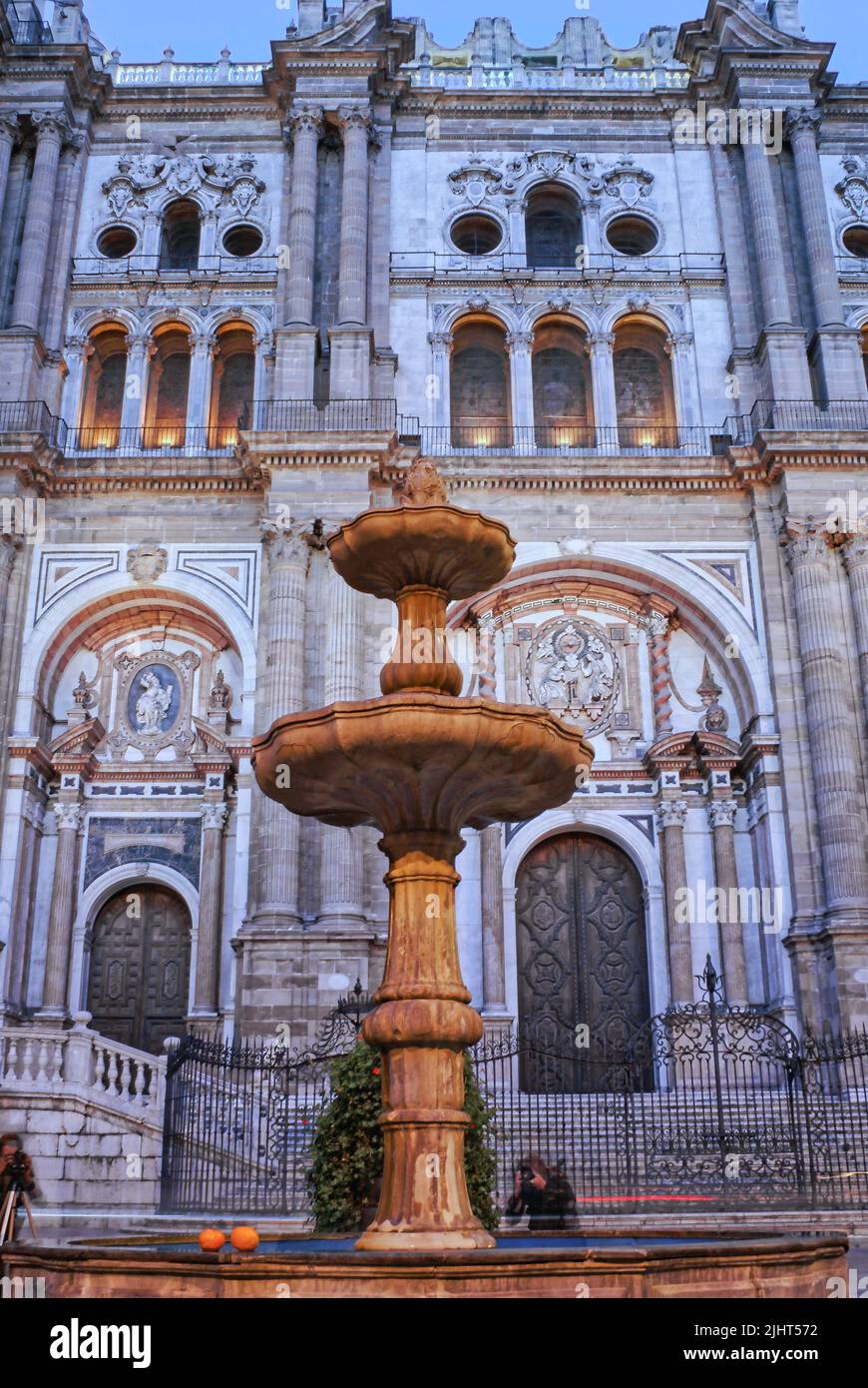 malaga, espagne, 16 juillet 2022, la fontaine de la cathédrale de l'incarnation de Malaga Banque D'Images