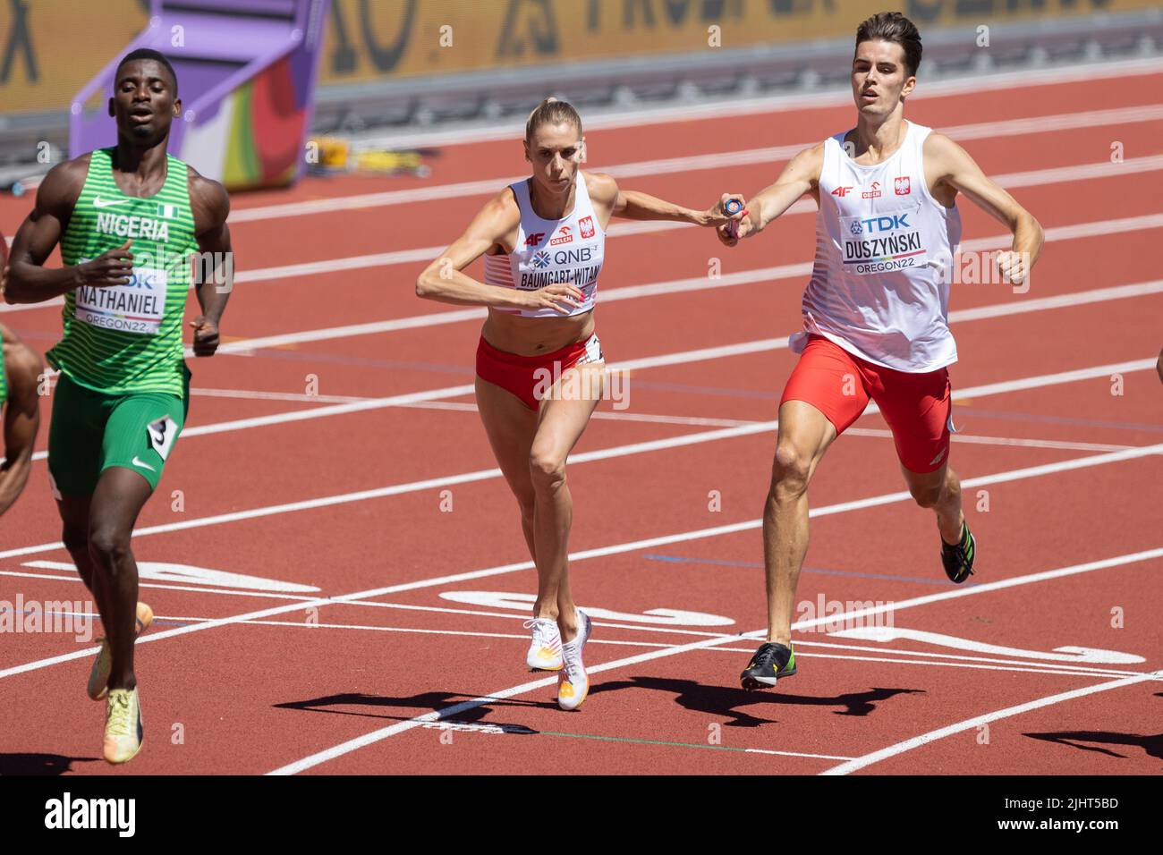 Kajetan Duszynski passe le bâton à IGA Baumgart-Witan, la Pologne se qualifiant pour la finale du relais mixte 4 x 400 avec un temps de 3:09,87 pendant le Th Banque D'Images