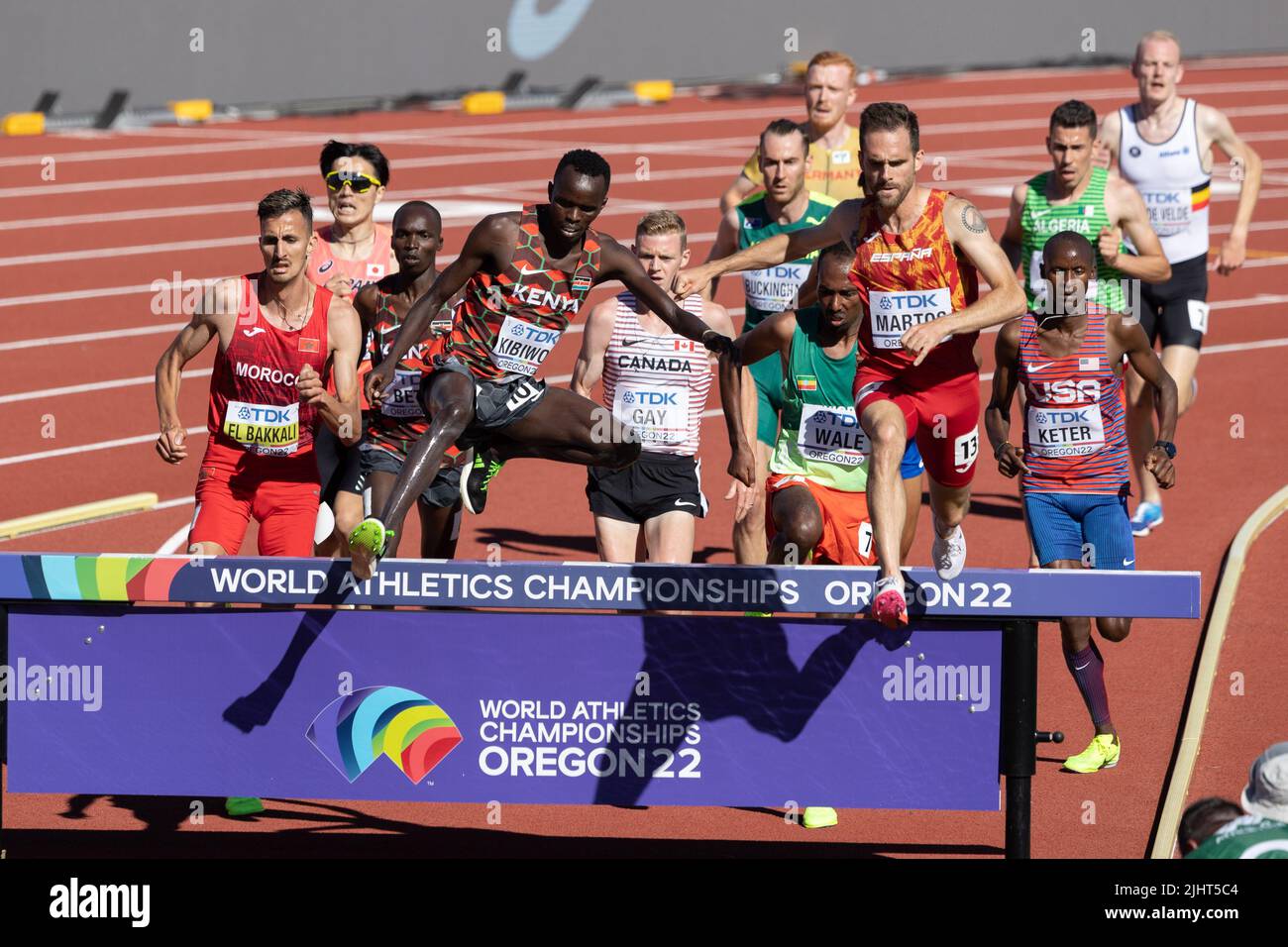 Abraham Kibiwot (KEN) et Sebastian Martos (ESP) sont à la tête du paquet lorsqu'ils sautent la barrière d'eau dans la steeplechase de 3000 mètres pendant la sess de l'après-midi Banque D'Images